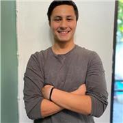 Estudiante de Química imparte clases de química y física